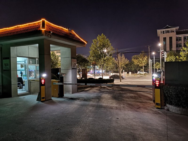 登封市煙草局采用華捷盛電動伸縮門現場圖從里看