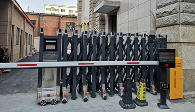 華捷盛電動(dòng)伸縮門、車牌識(shí)別道閘應(yīng)用于中財(cái)大廈4