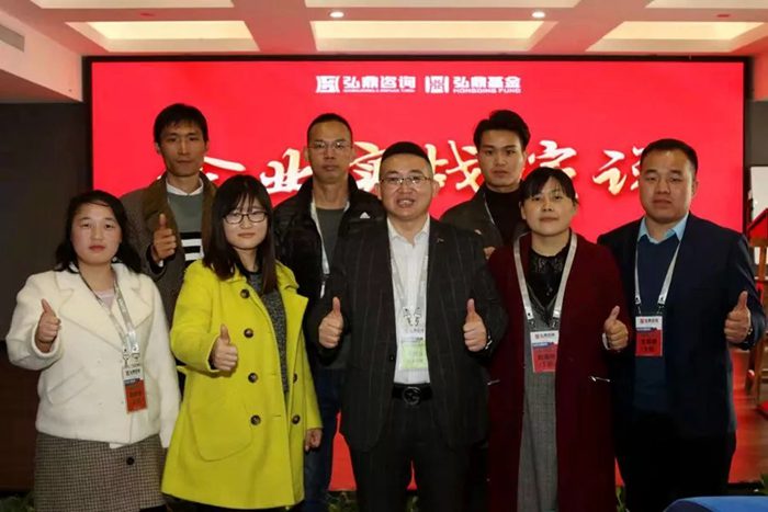 黃總和參加學(xué)習(xí)的伙伴合影留念